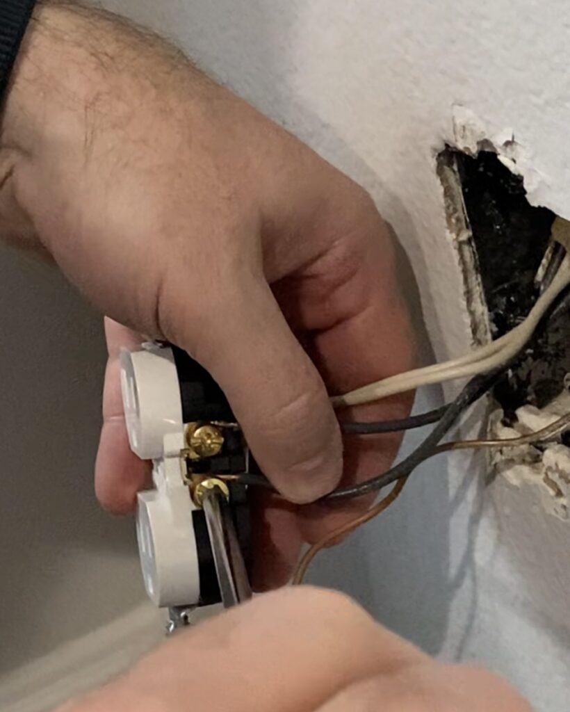 how to replace an outlet plug